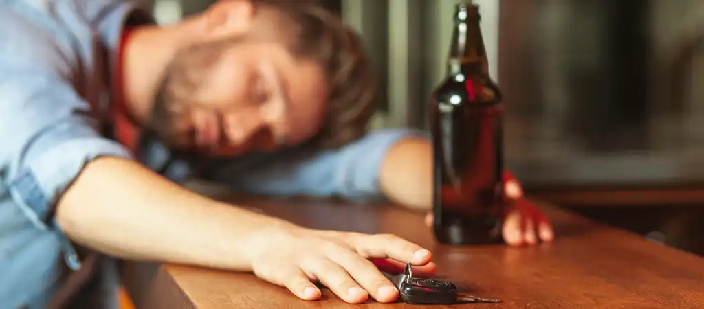 Az alkohol hatásai az emberi testre, a máj és a központi idegrendszer károsodása.