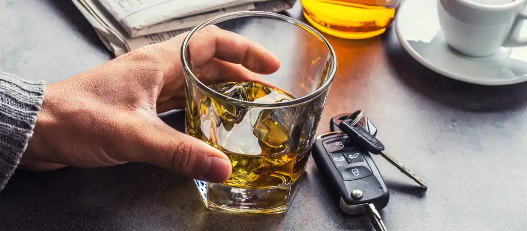 Az alkohol lebomlási idejének kiszámítása különböző italok esetén, például sör és tömény alkohol.