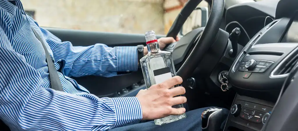 Alkohol kalkulátor segítségével kiszámítható, mikor biztonságos újra vezetni.