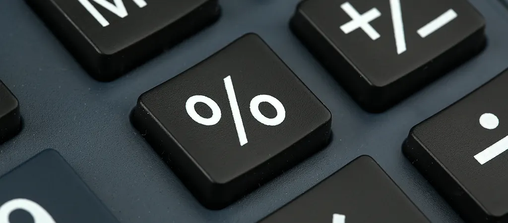 Online százalékkalkulátor használata gyors és egyszerű számításokhoz, például kamatláb vagy kedvezmények kiszámításához.
