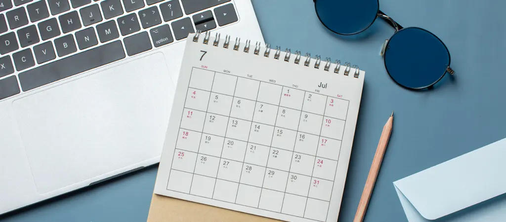 Asztali naptár dátum kalkulátor használatához, napok számának kiszámítására alkalmas eszközökkel