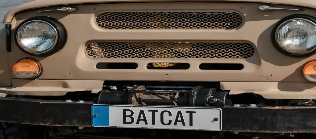 Egyedi rendszám kalkulátor, BATCAT feliratú rendszám homok színű terepjárón
