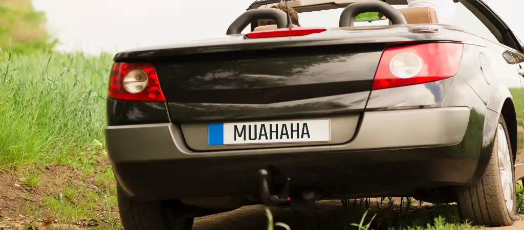 Online egyedi rendszám kalkulátor, MUAHAHA feliratú rendszámötlet egy kabrión