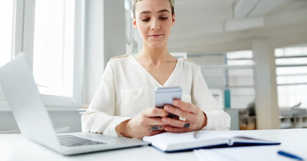 Vállalkozó ellenőrzi a NAV áfa számlaszám adatait mobilon, áfa befizetés előkészítése közben