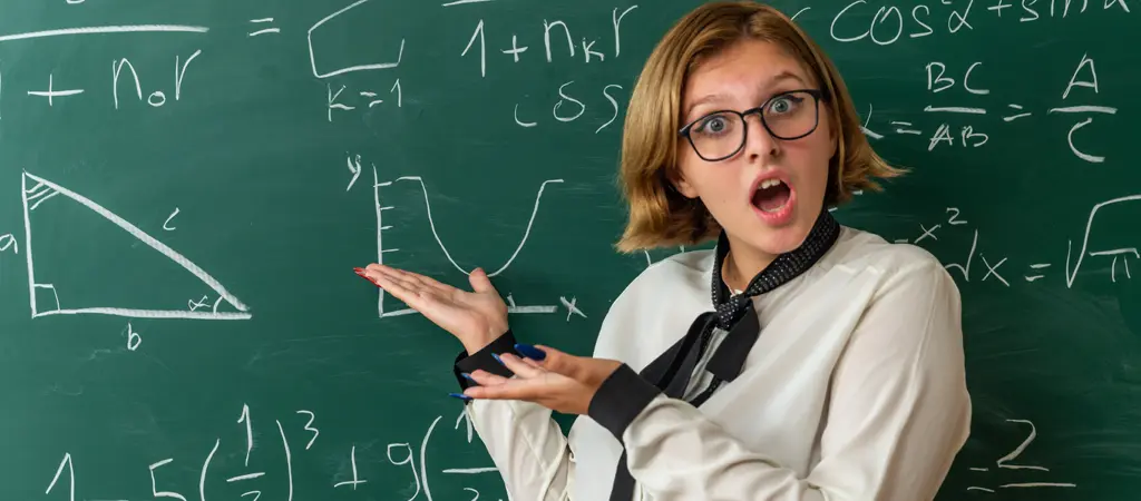 Tanár magyarázza a térfogat jelét matematikai képletekkel teli táblán