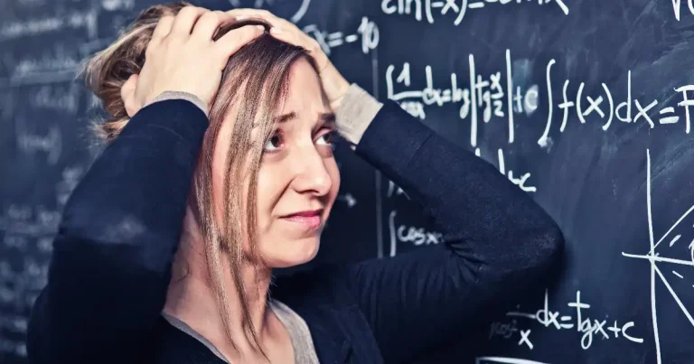 Átlag IQ Magyarországon nő fejét fogja matematikai képletek előtt
