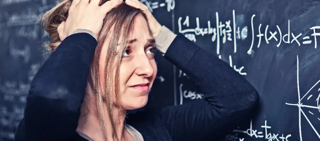 Átlag IQ Magyarországon magyarázat stresszes nő matematikai képletek előtt