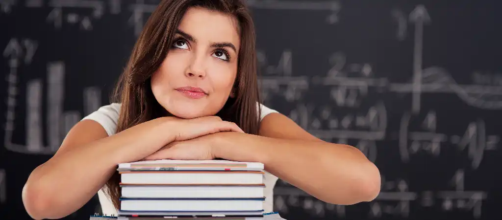 Átlagos IQ Magyarországon felnőtteknél gondolkodó nő könyvekkel és képletekkel a háttérben