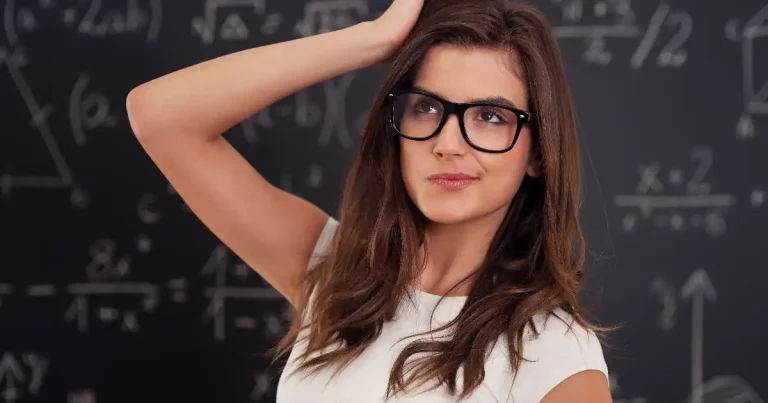 iq jelentése egyszerűen gondolkodó nő matematikai képletek előtt