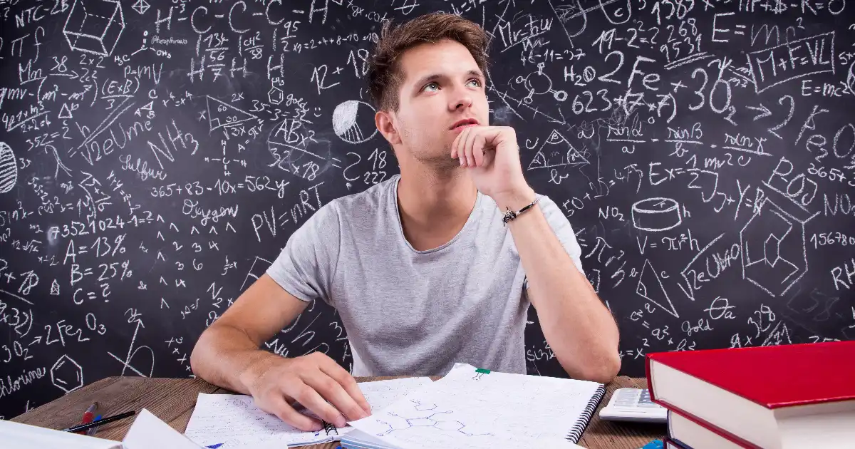IQ szintek felnőtteknél tanuló férfi matematikai képletek előtt gondolkodva