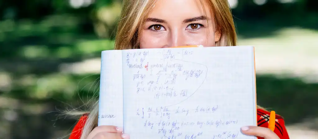 Leggyakoribb IQ szintek felnőtteknél jegyzeteket tartó nő tanulás közben