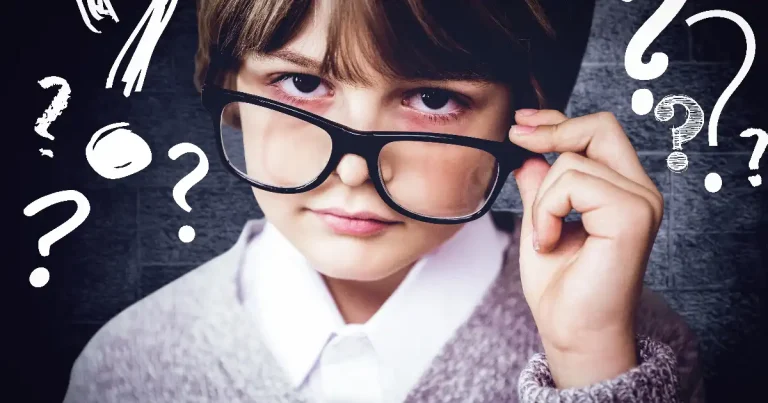 iq szintek táblázat gyerekeknél okos kisgyerek szemüveggel kérdőjelekkel