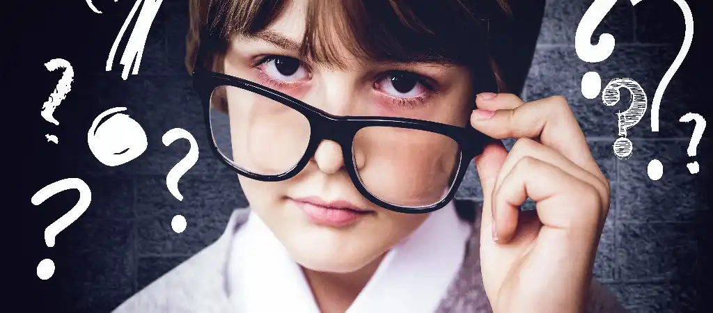 iq szintek táblázat gyerekeknél Magyarországon kisgyerek szemüveggel és kérdőjelekkel